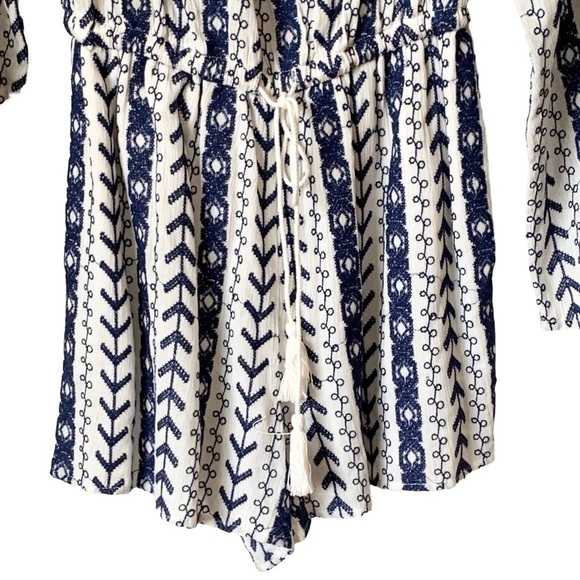 CUPCAKES AND CASHMERE Boho Navy White Embroidered Short Romper Size Medium - Picture 4 of 10